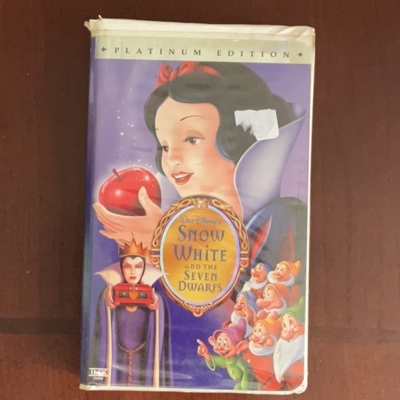 Walt Disney’s Platinum Edition of Snow White and the Seven Dwarfs - Picture 1 of 3